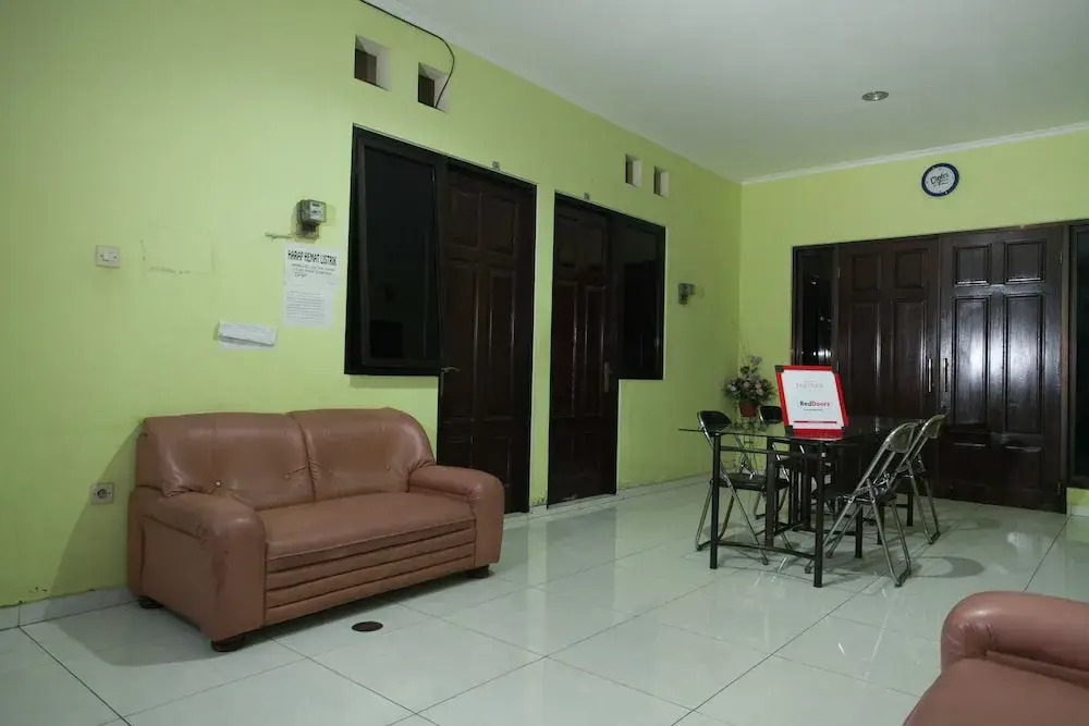Reddoorz near Kejaksaan Negeri Surabaya
