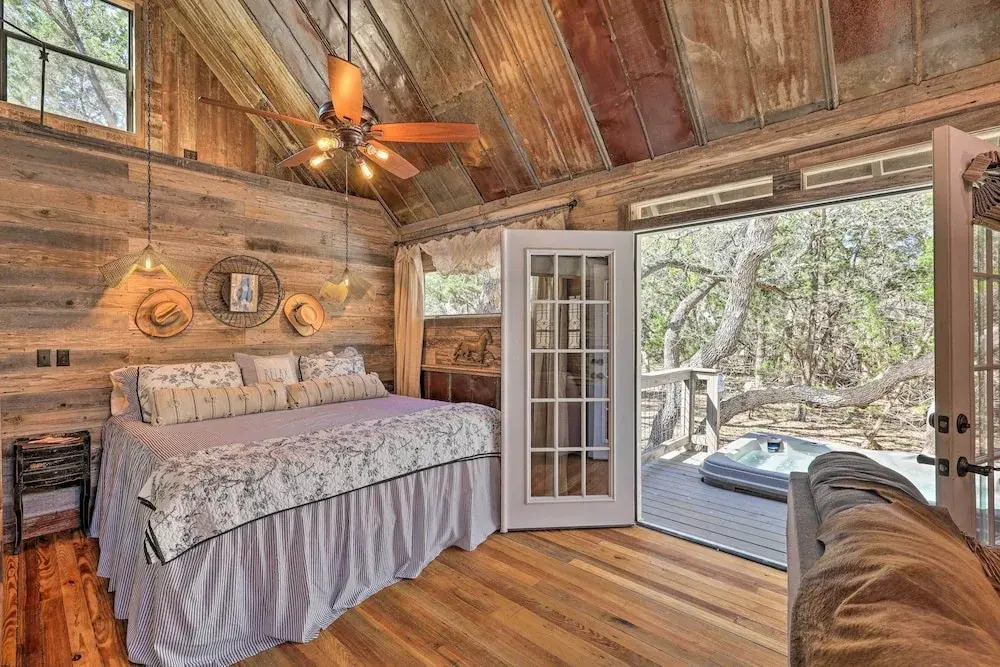 'horse Thief Inn' Cabin Retreat w/ Deck & Hot Tub!