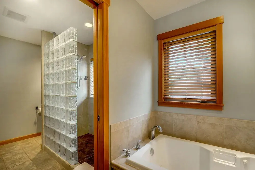 5166 Bayview Rd Home - 4 Br home by RedAwning