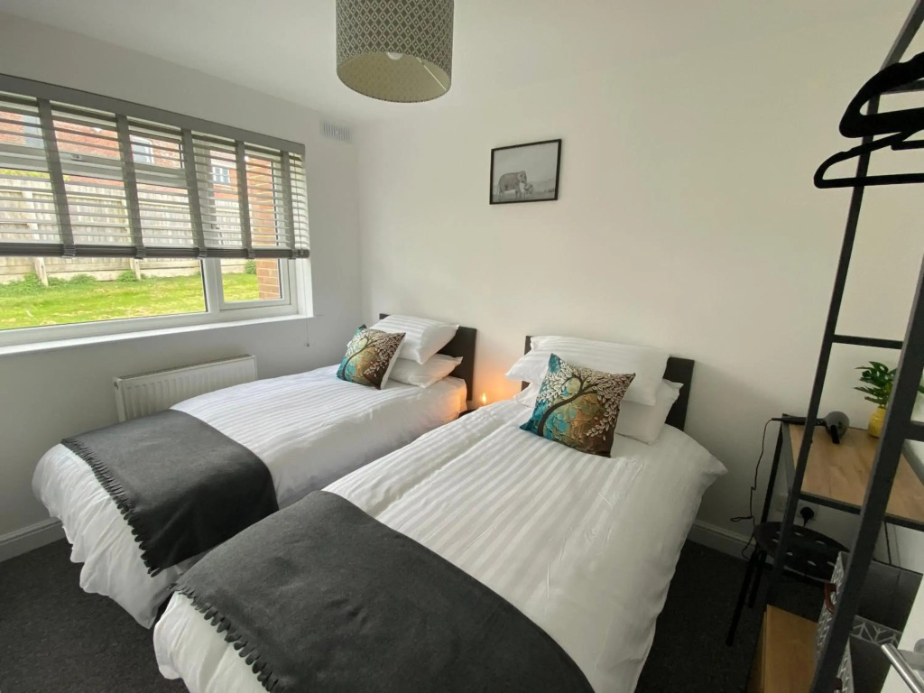 Bay - Brambles Chine, Colwell Bay, Nr Yarmouth - 5 star WiFi - Short walk to The Hut and beach - Ferry offers