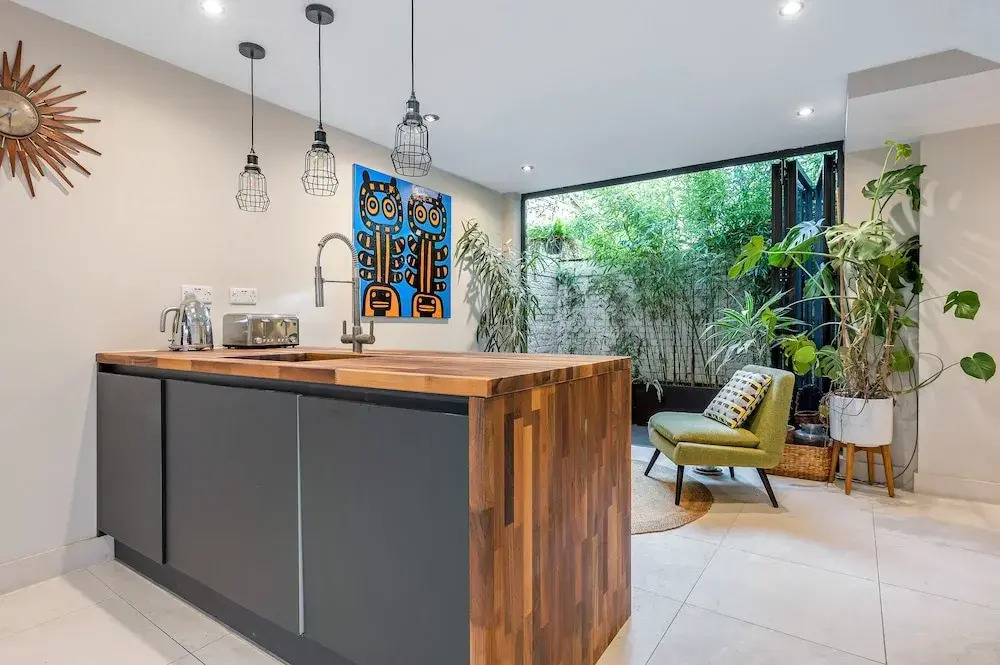 Central London 3-bed Apt, Sleeps 6, 3 Mins to Tube