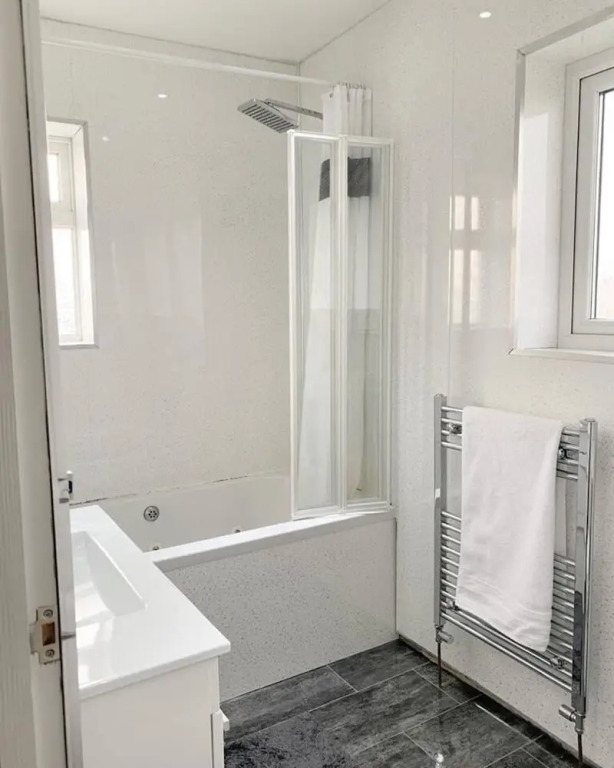 Stunning 2-bed House in Pembroke Dock