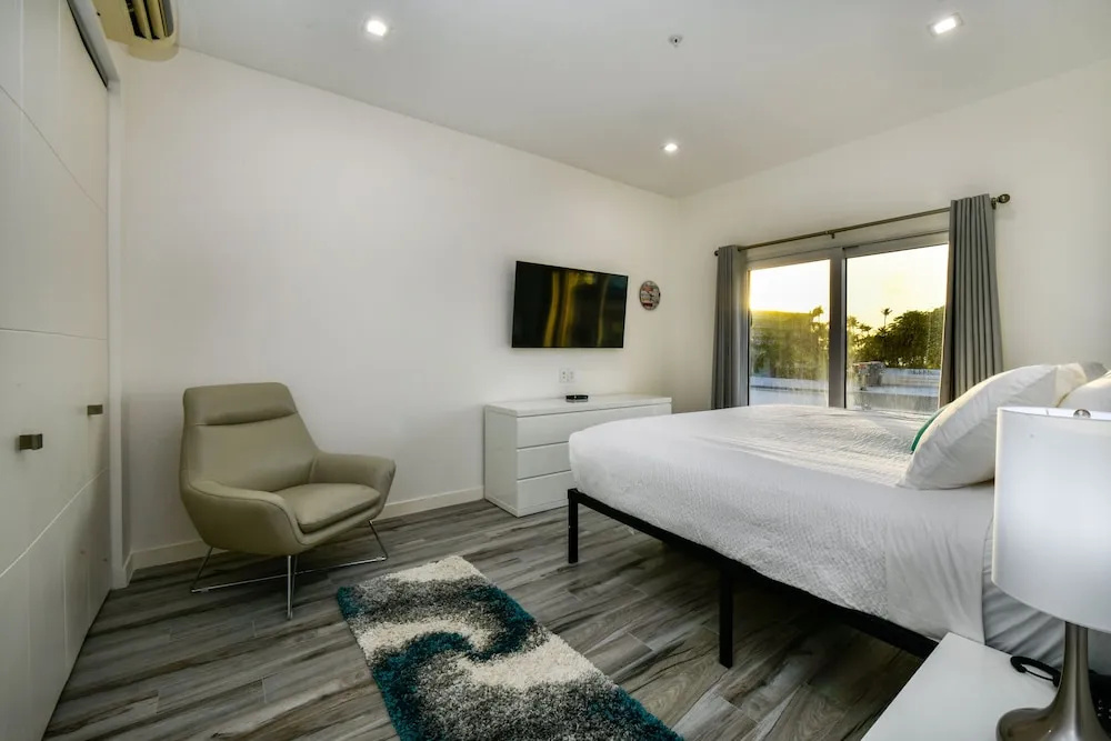 Luxury 2-bedroom Condo Right on the Strip in Palm Beach