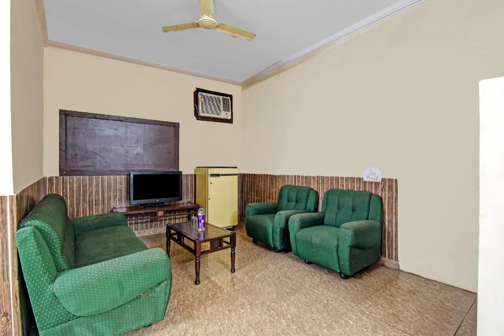 OYO 77724 Hotel Chitra
