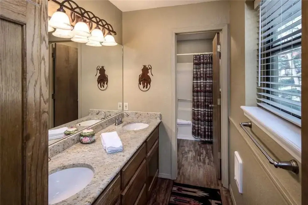 White Mountain Escape - Three Bedroom Cabin with Hot Tub