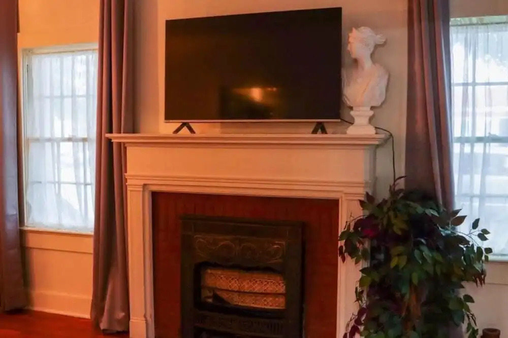 Spacious Corporate Lodging in Downtown Lafayette