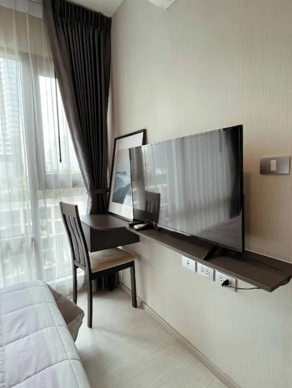 Modern Condo in Khlong Toei Balcony, Gym, & Fast Wifi