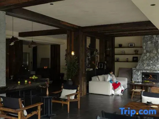 Luxury Mountain View Hot Spring Resort (Private Oxygen Spa Hotel at the Foot of the Snowy Mountain)