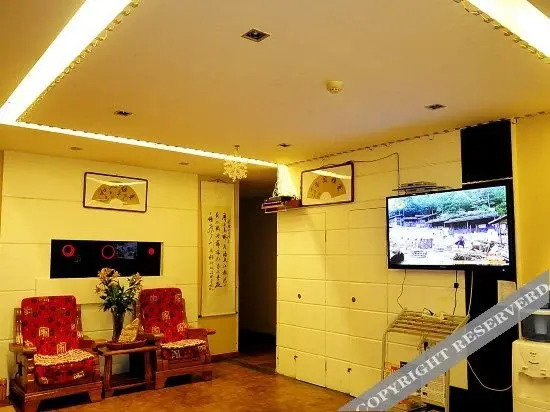 家洲泉旅居酒店(黔灵山公园延安西路地铁站店)