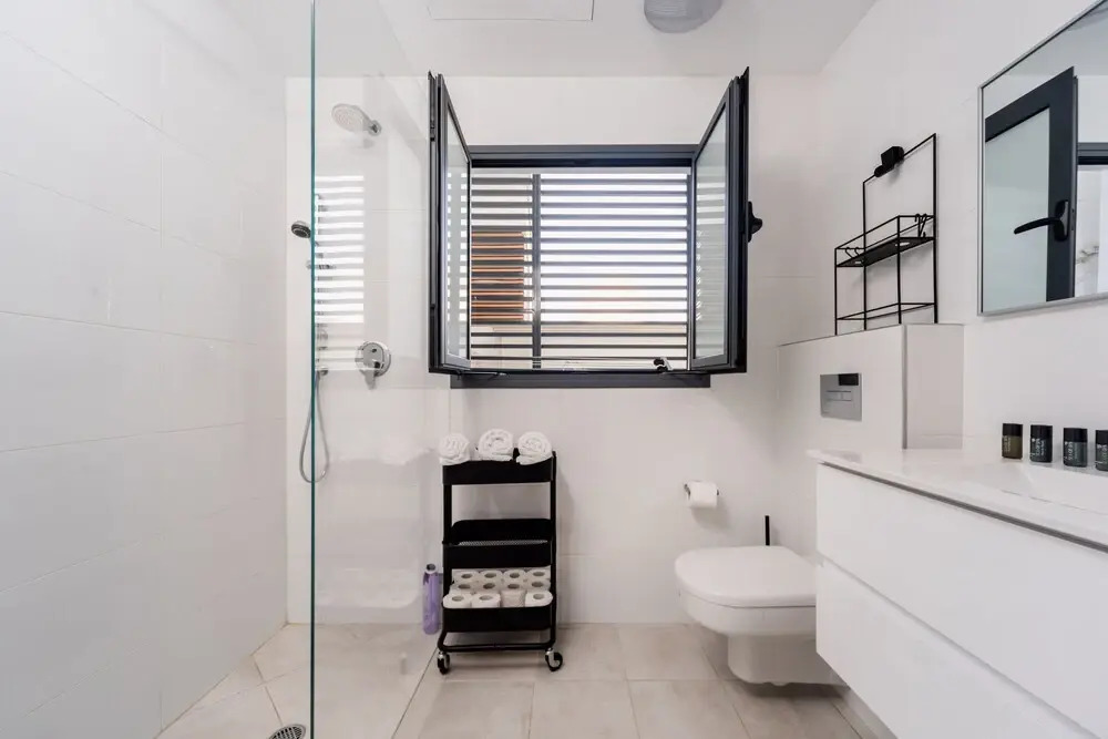 Stylish with Balcony Viewing Rothschild