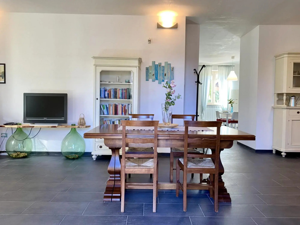Apartment in villa, suitable for families, swimming pool, large outdoor spaces-Salice by Villa Rita