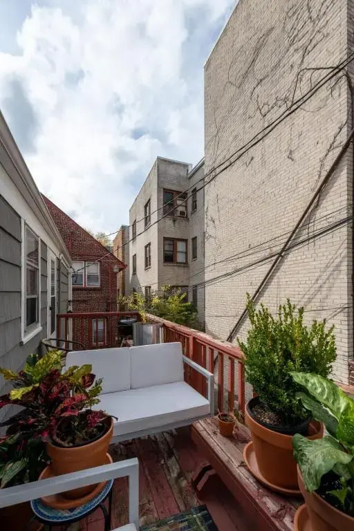 Flexhome East Side Vintage Studio F1 BradyBalcony