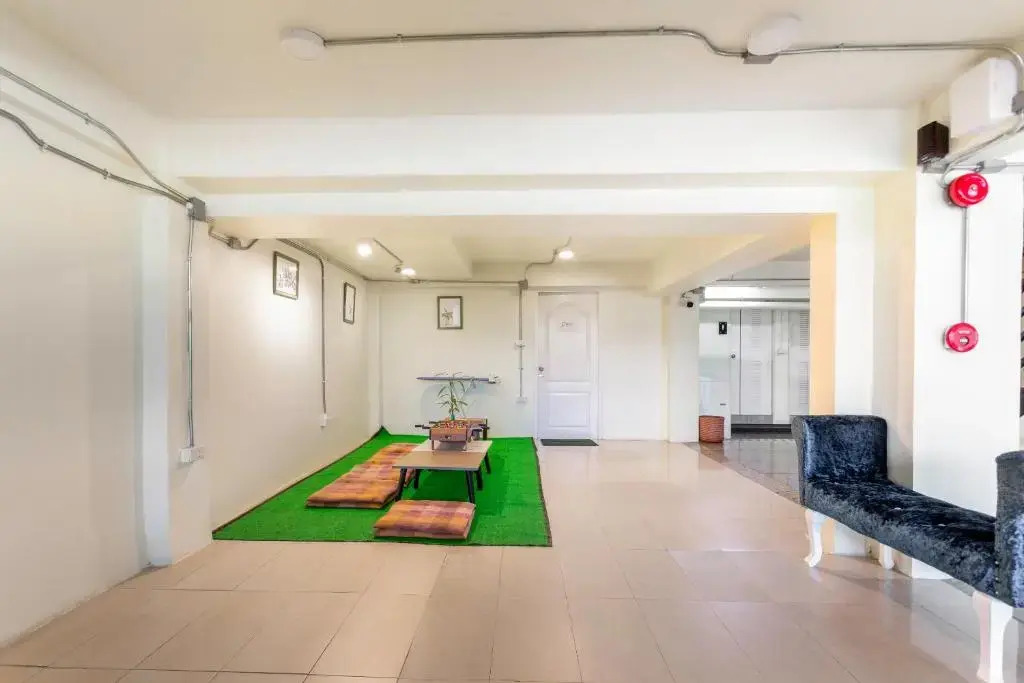 OYO 928 Leaf Hostel