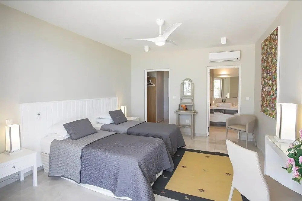 Beachfront Bliss, Pool, AC, Free Wifi, Concierge, Exclusive Terres Basses Location