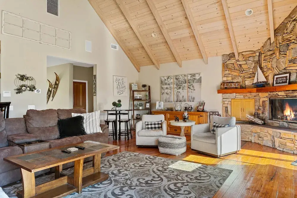Bearfoot Lodge Near Hiking & Skiing!