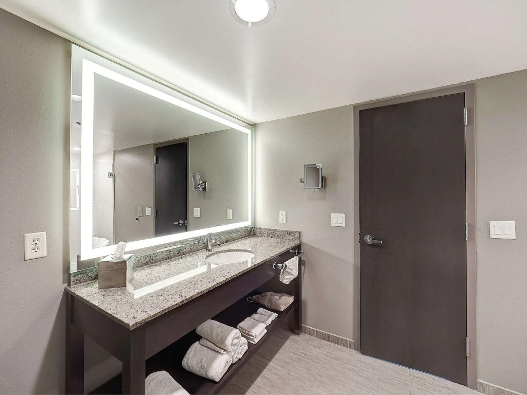 DoubleTree by Hilton Bloomington