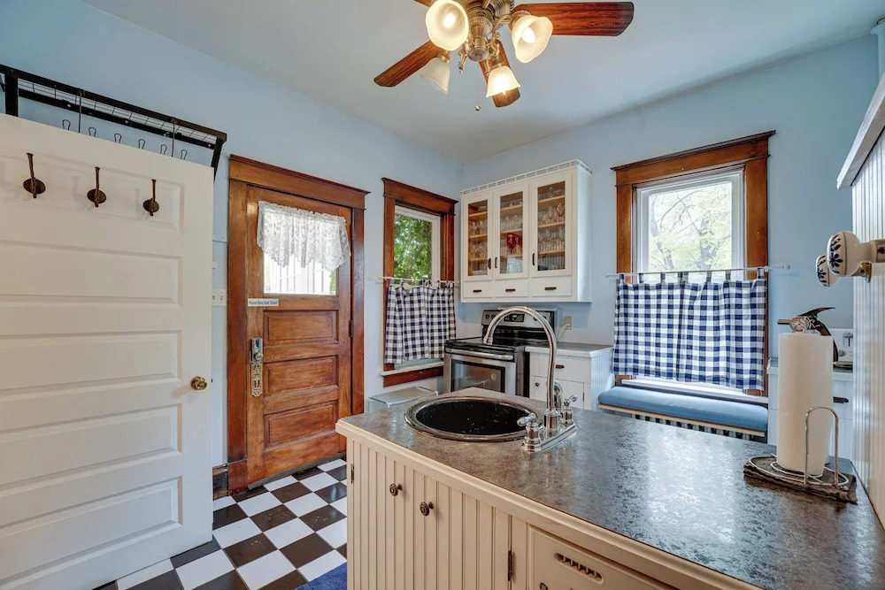 Dtwn Victorian Home - 1 Mi to Lake Michigan Beach!