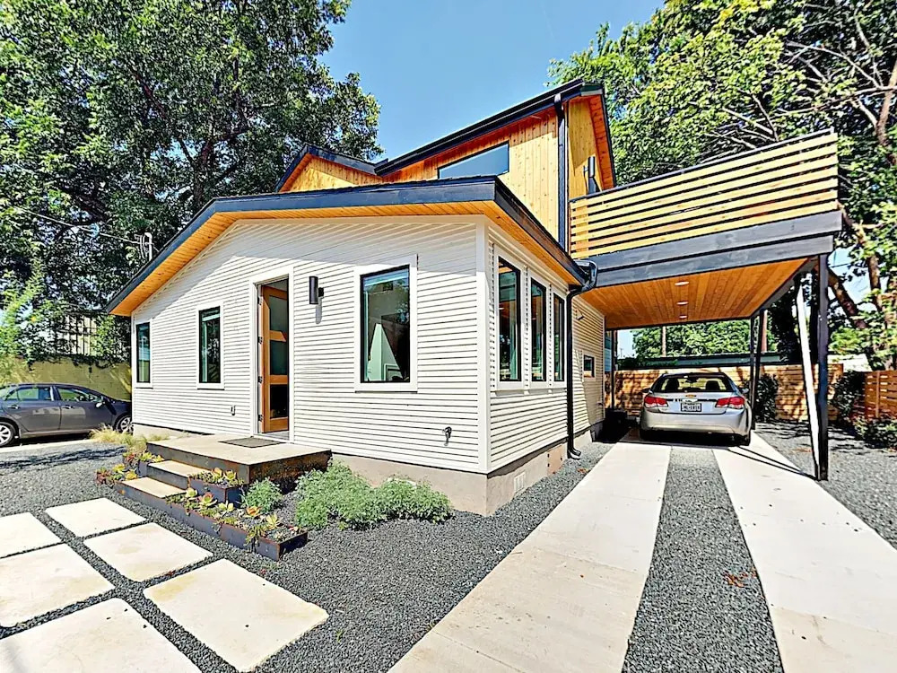 Stylish East Austin - Near Downtown & River 3 Bedroom Home