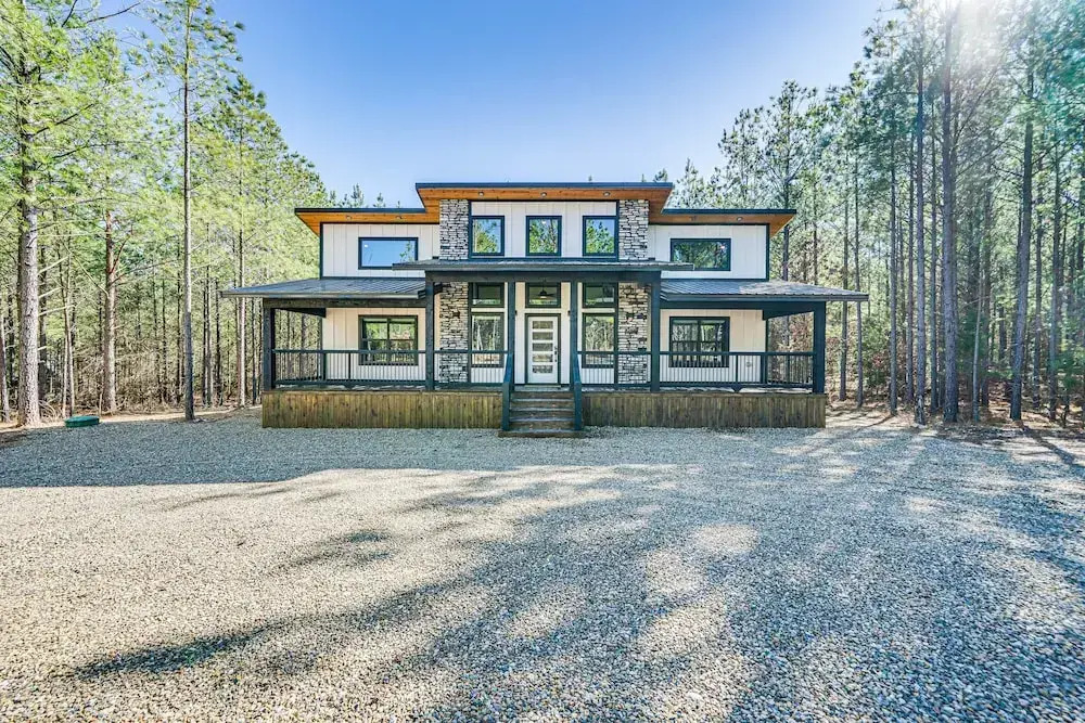 Near New Casino: Broken Bow Cabin w/ Hot Tub