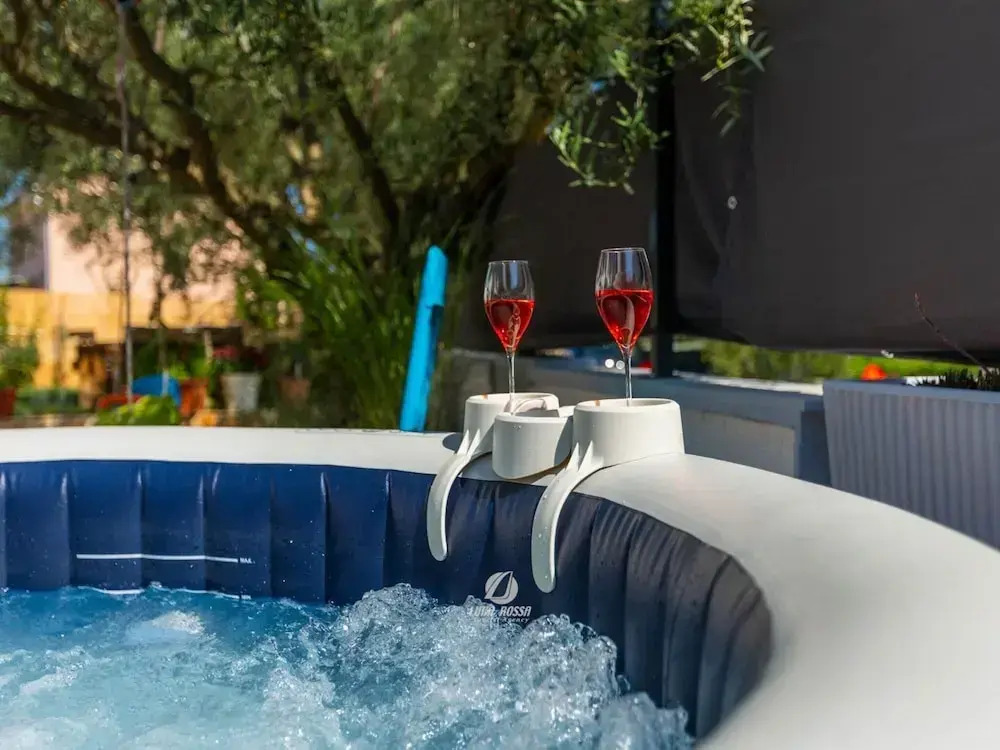Adorable Home With Private Garden and Bubble Bath