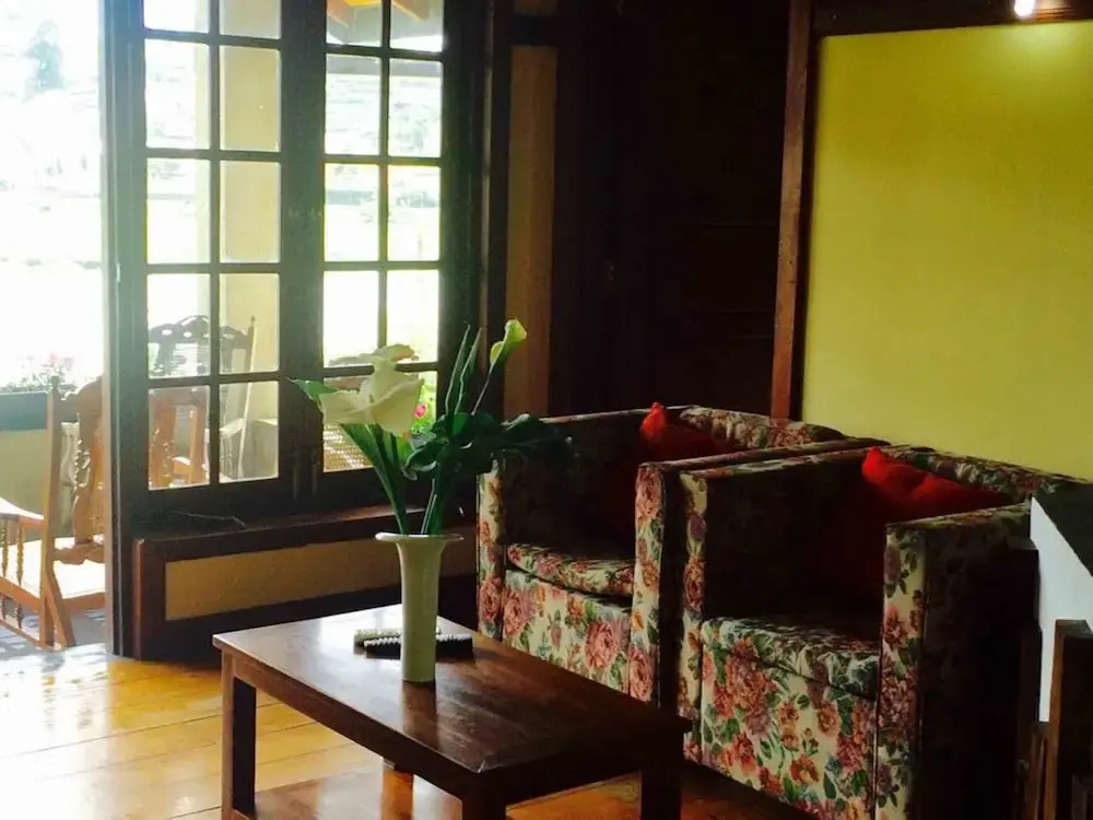 Yoho Yenisey Lake View Bungalow