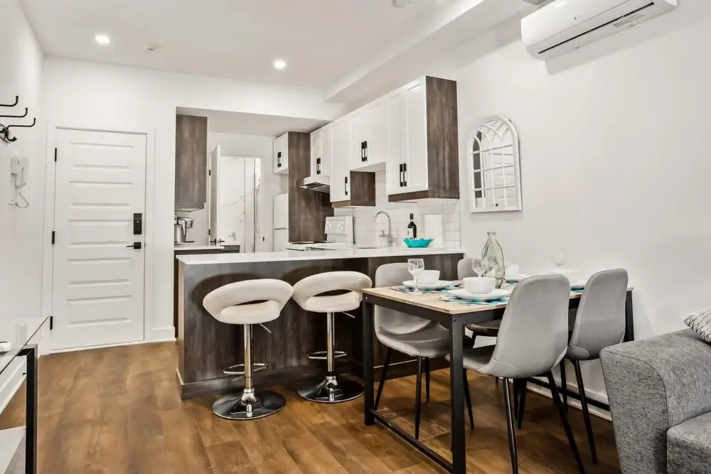 M11 Upscale Comfy Studio w AC in Perfect Location
