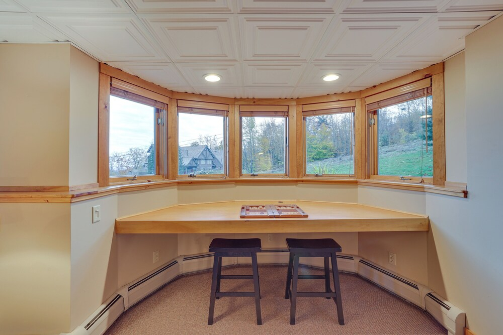 Ski-in/ski-out w/ Sauna in Jay Ski Peak Resort!
