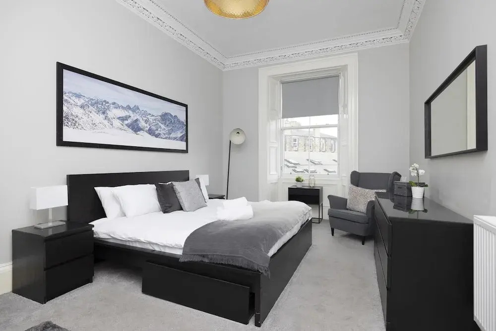 JOIVY 4-Bed Stylish Flat In Edinburgh City Centre