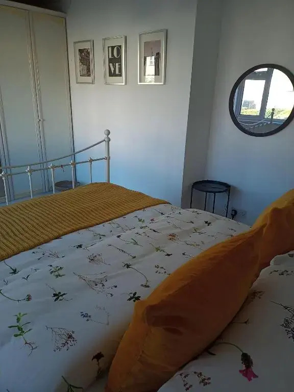 Fabulous 3 bed townhouse overlooking the water
