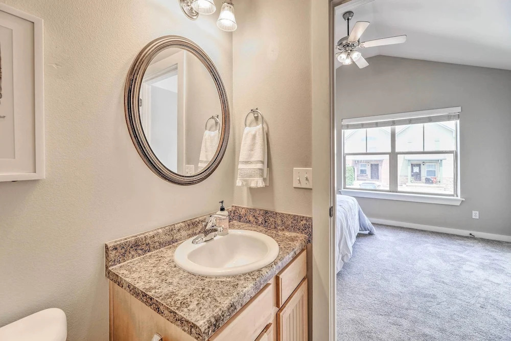 Charming Springdale Townhome ~ 5 Mi to Dtwn!