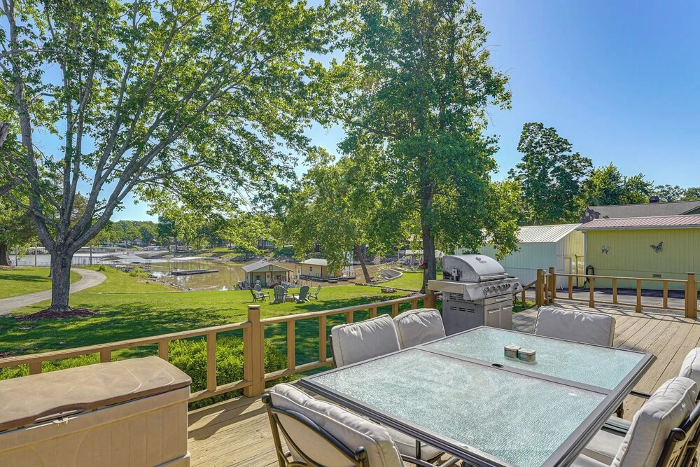 Kayaks & Boat Dock: Waterfront Home in Grove