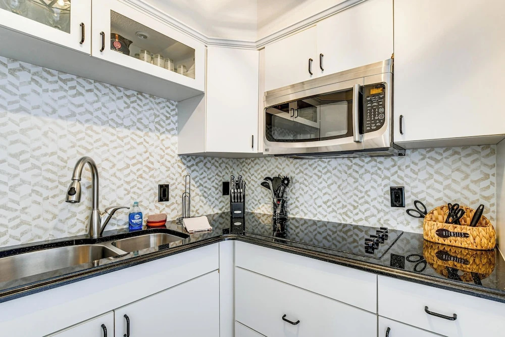 Walk to Venice Beach & Downtown! Couples Condo