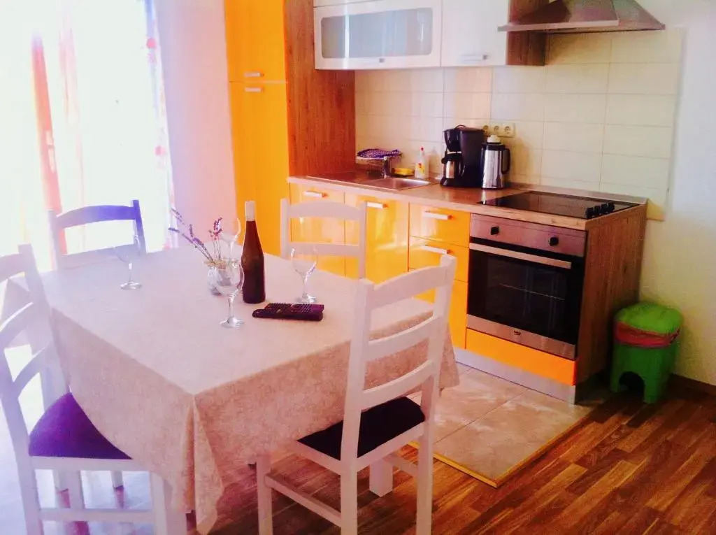 Pljesa Apartments -Meerblick mit Terrasse & Grill by rentyourhome24