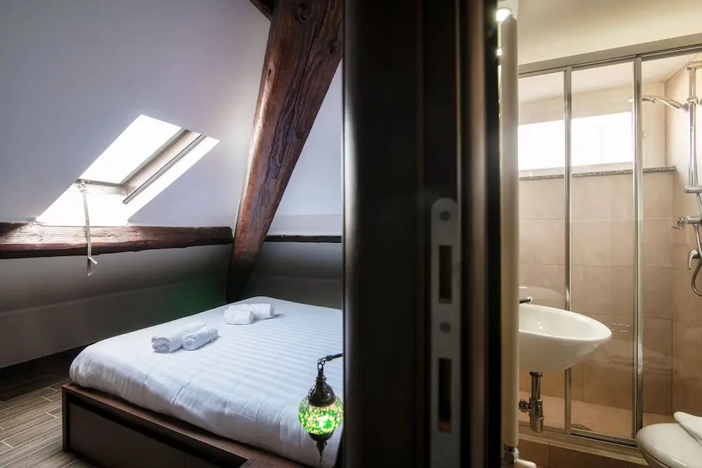 JOIVY Stylish Flat, 5-Minute Metro Trip To Centre