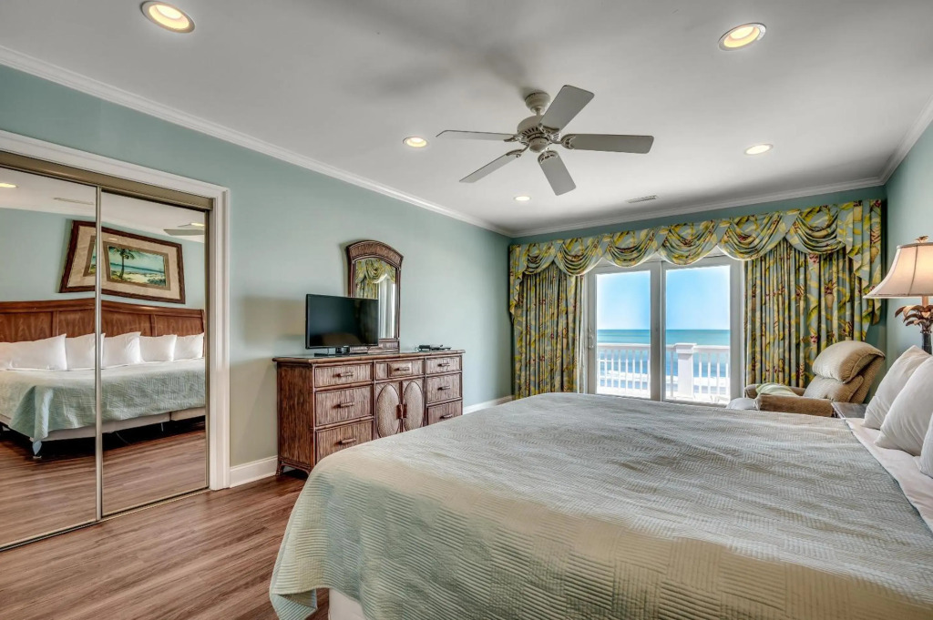 The Oasis, Oceanfront Home with Pool and Hot Tub