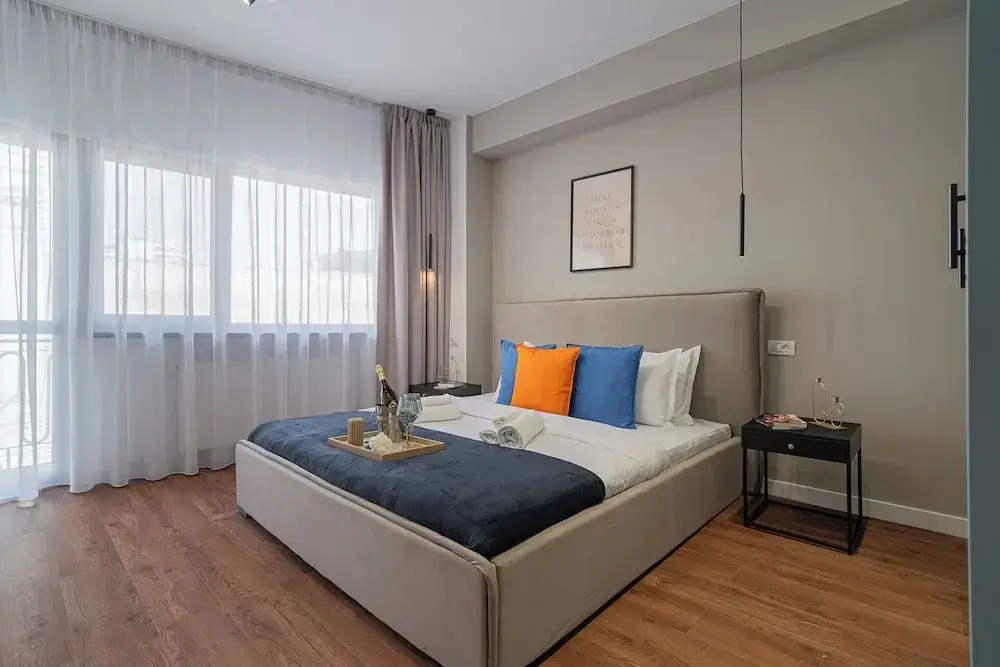 Playful & Trendy 2BR on Regina Elisabeta, Steps to Cismigiu Gardens | Bathtub & Boulevard Views