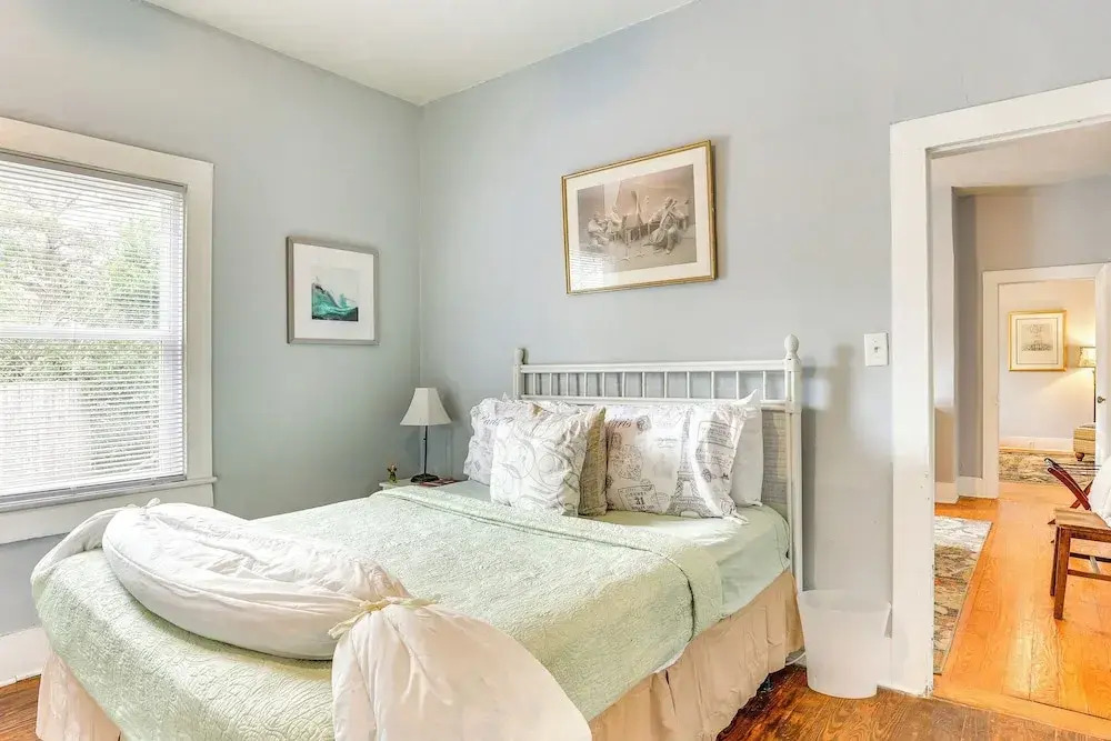 1 Mi to Dtwn Wilmington: Quiet Cottage w/ Deck