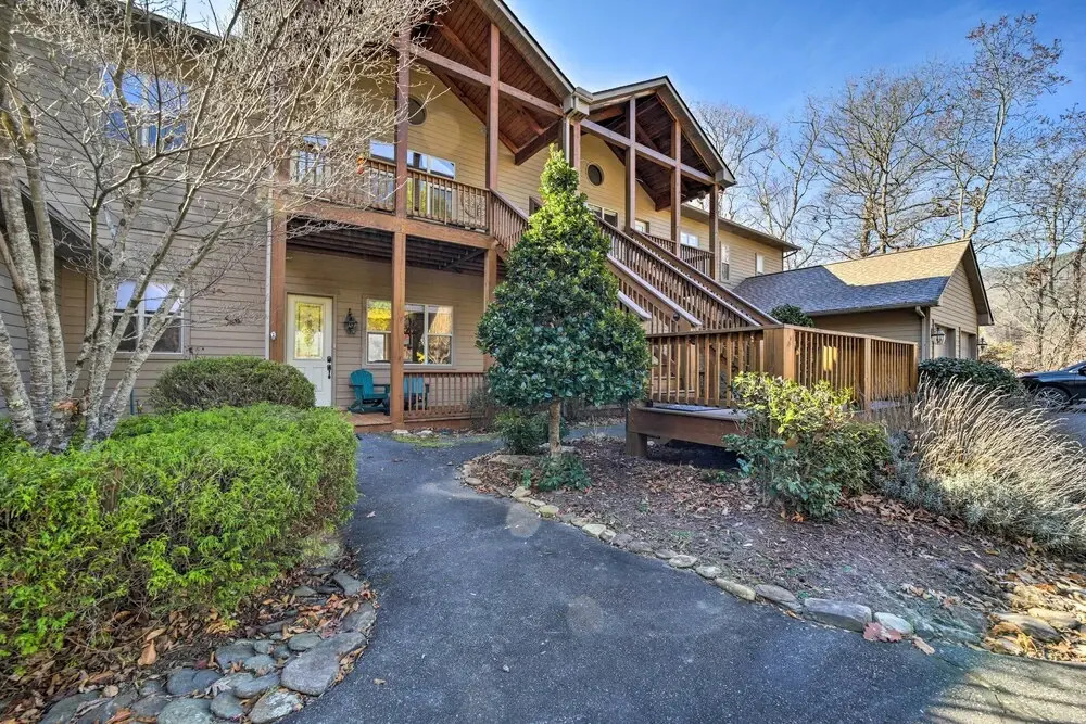 Beautiful Whittier Condo w/ Deck + Mtn Views!