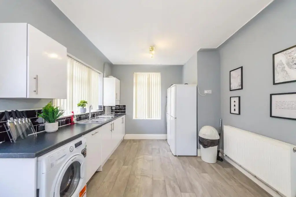Large Contractor & Worker House - Free Parking - by ComfyWorkers