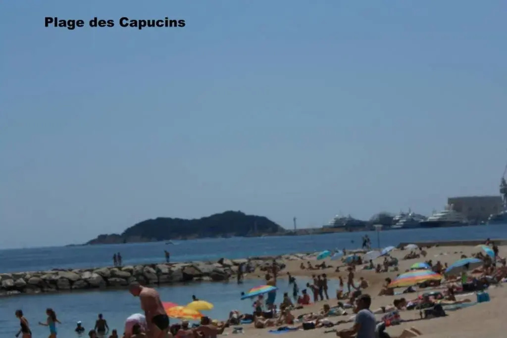 Particulier loue T3 en rez de jardin à 30 mètres de la plage avec un double box
