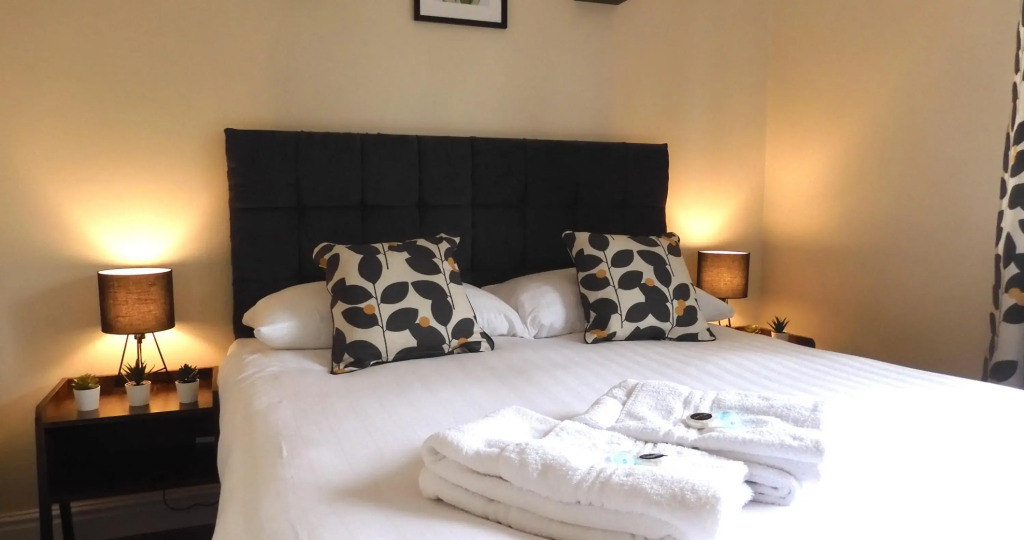 Lion House Chester - Very Near Zoo Ideal for City - Sleeps Up to 7