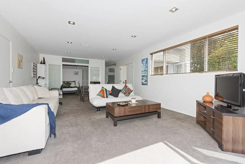 Perfect Central Location, 1/2 way CBD & Airport