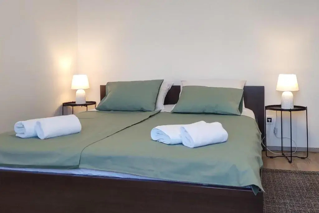 Studio apartment above promenade w terrace & parking