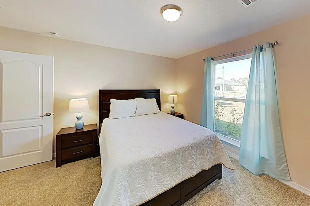 Upscale Custom W/ Large Backyard, Near Beach 4 Bedroom Home