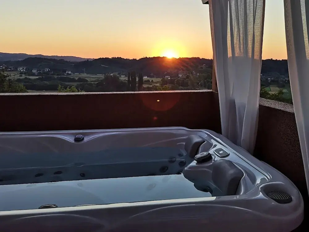 Viksa with Hot Tub