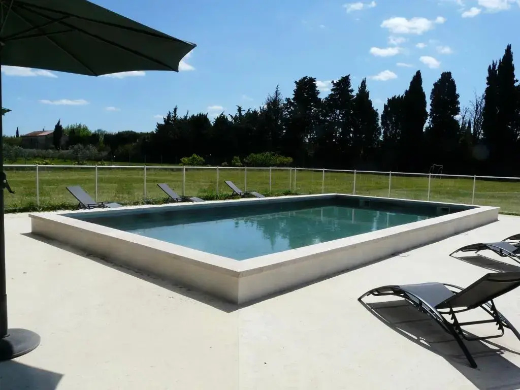 air-conditioned family house with fenced pool in fontvieille in the alpilles, sleeps 8