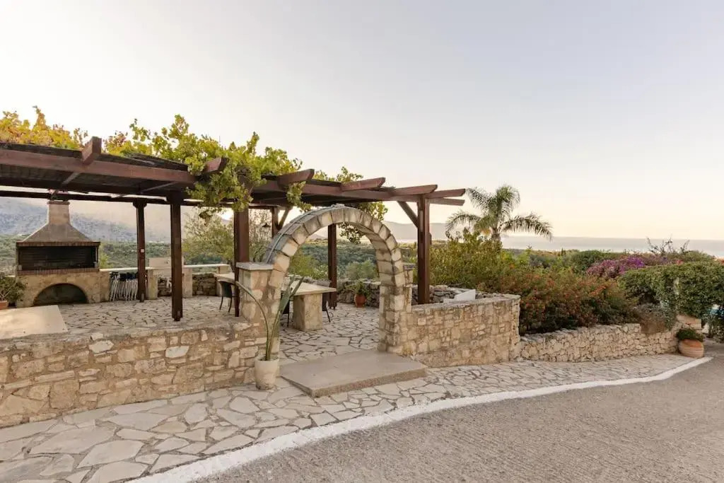 Aloni House - Spacious secluded villa with pool, up to 10 guests