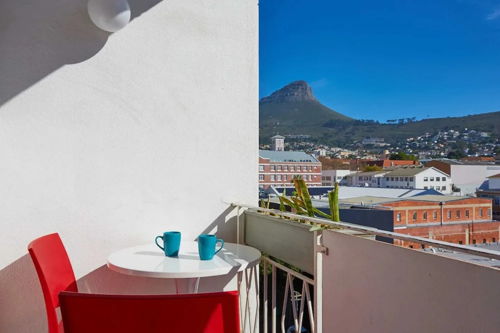 Centrally Located 2 Bedroom Apartment in Cape Town