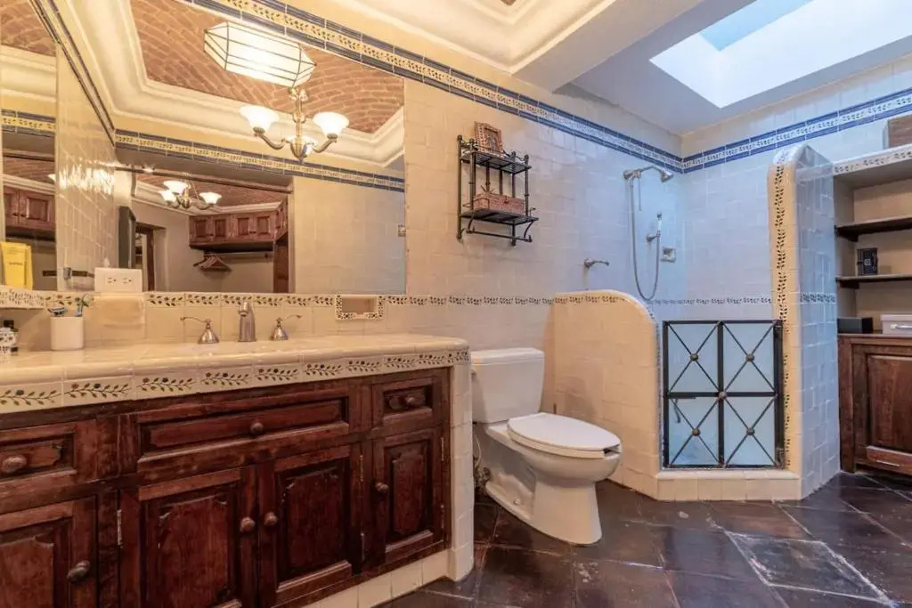 HOLT - Classic Chalet with Pool Overlooking Parroquia