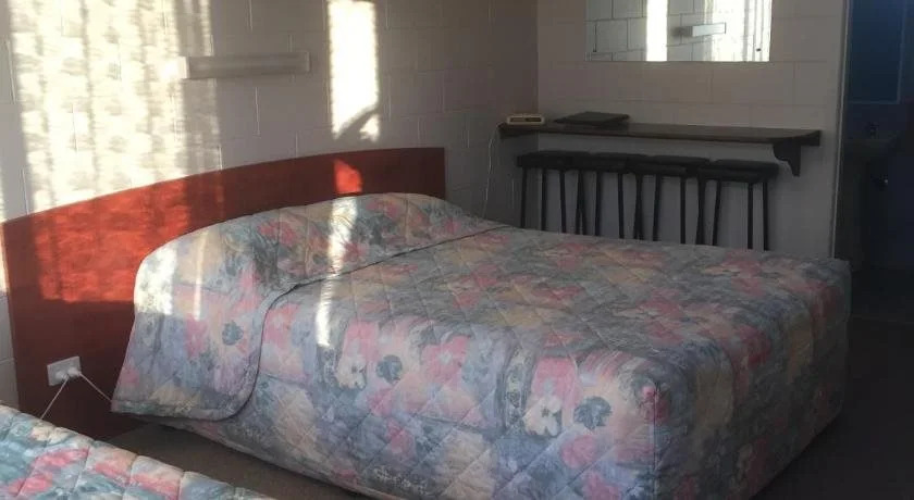 ALPINE COUNTRY MOTEL 4mile